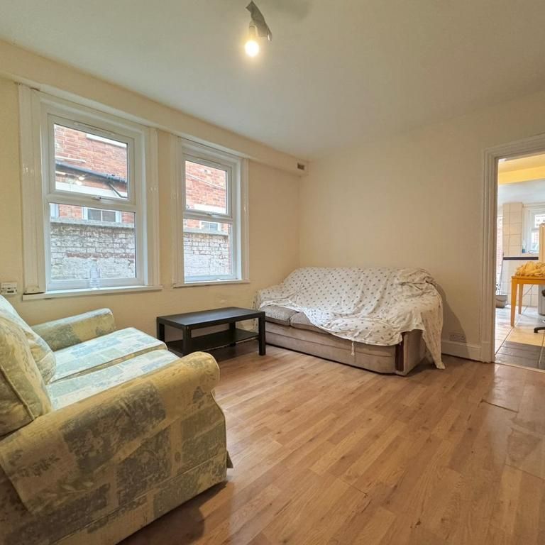 1 bedroom in a house share to rent - Photo 1