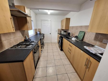 1 bedroom in a house share to rent - Photo 4