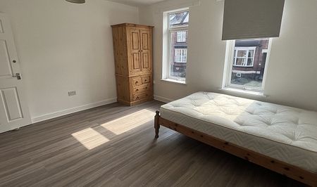 Spacious 5-Bedroom Renovated Property Near Ecclesall Road â€“ Ideal for Students or Sharers - Photo 2