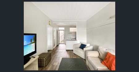 Cute as a button - Furnished unit - Photo 2