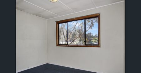 Neat & Comfortable 3-Bedroom Home with Wood Heating and Double Garage - Photo 5