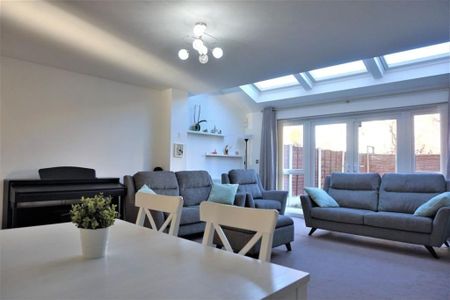 3 Bed End Terrace, Hatton Gardens, M7 - Photo 2