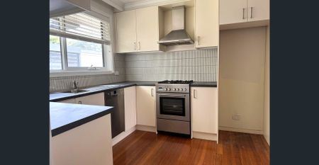 Stylishly Renovated Villa in McKinnon Secondary Zone - Photo 3