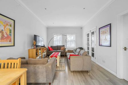 Charming four-bedroom terraced home in the heart of East London - Photo 4