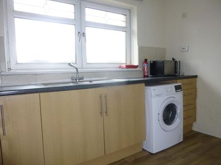 3 bedroom flat to rent - Photo 4