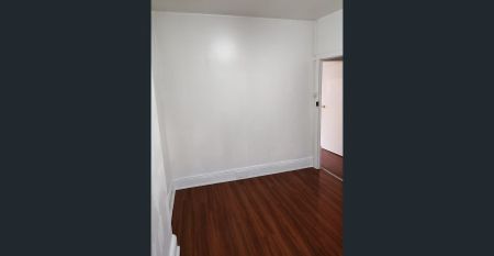 3 Bedroom 2 Bath Room in .Town House located in a quiet Street, Buses Tram to City ,near by Cafe, Bar & Supermarket - Photo 5