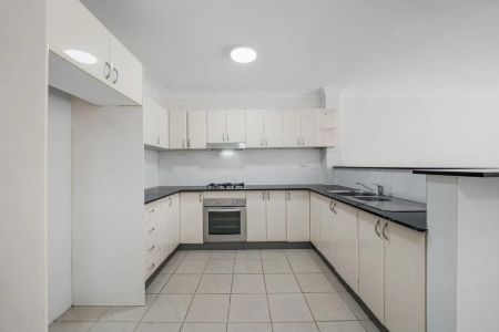 Oversized 3-Bedroom Apartment in Prime Auburn Location - Photo 2