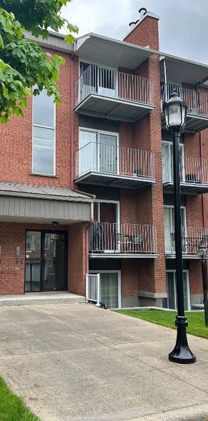 LAPRAIRIE, beau 4 1/2 style condo pres services et transport - Photo 1