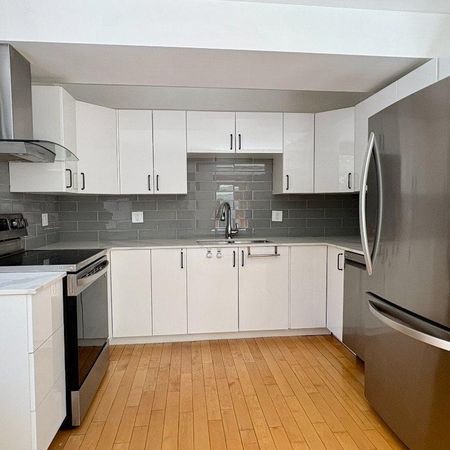 Stunning renovated loft-style 2 bd apartment in OLD MONTREAL - Photo 3