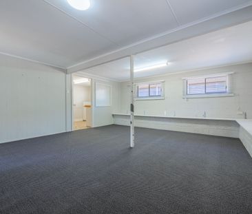 SPACIOUS 5 BEDROOM HOME IN PRIME LOCATION - Photo 2