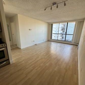 $2,500 / 1br - 600ft2 - Lower Lonsdale Concrete Building 9th Floor - Photo 3