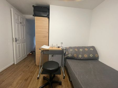 Room in a Shared House, London, E13 - Photo 3