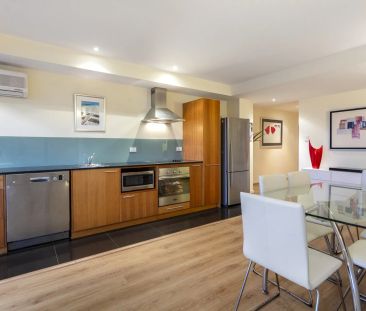 Modern 2 Bedroom Furnished Apartment with Stunning City Views - Photo 2