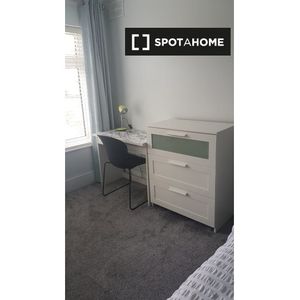 Modern room for rent in 5-bedroom house, Woodstown Village - Photo 3