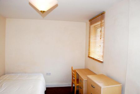 3 bedroom flat to rent - Photo 4