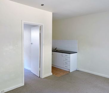WELL POSITIONED GROUND FLOOR 1 BEDROOM APARTMENT - Photo 1
