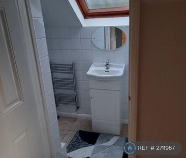 1 bedroom in a house share to rent - Photo 2