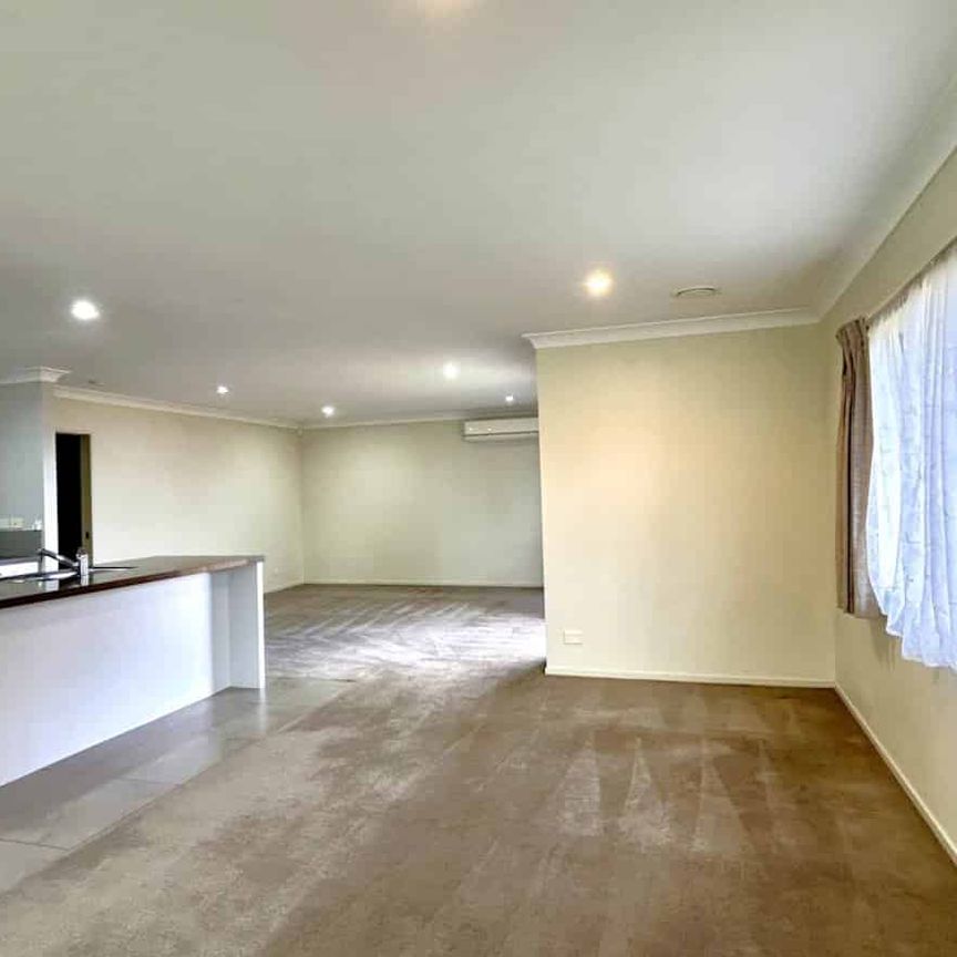 Comfortable Family Home - Photo 1