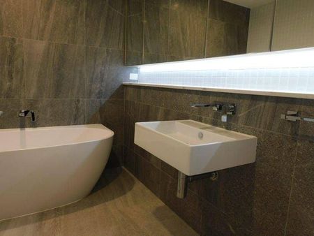 Executive living in Aquatic Paradise - Photo 2