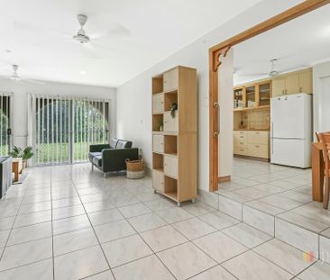 Perfectly positioned in family friendly, Ooralea. - Photo 1
