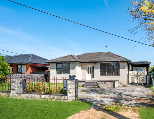 UPDATED FAMILY HOME IN A QUIET LOCATION! - Photo 1