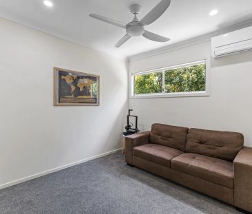 3 level townhouse with city views - Photo 6