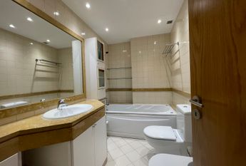 Apartamento T3 com estacionamento e vista de mar em Santo Amaro de Oeiras