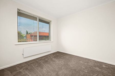 Boutique block, huge balcony & security parking, all in the heart of St Kilda! - Photo 2