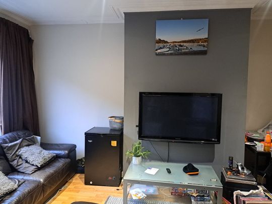 Room in a Shared House, Village Terrace, LS4 - Photo 1