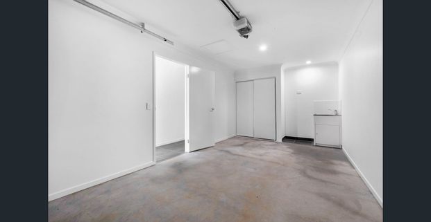 Near new family home in growing suburb - Photo 1