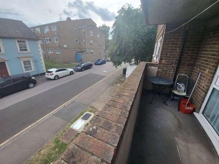 Large Bed Flat With Balcony In Windsor Court, Luton, LU1 - Photo 3