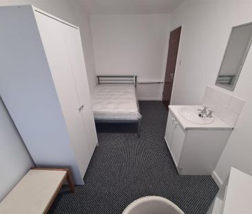 3 bedroom private hall to rent - Photo 3