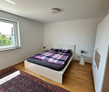 Neue modern möblierte Wohnung mit Balkon, Stellplatz und Stadtblick - Photo 4