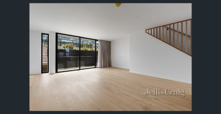 Modern, Stylish & Centrally Positioned Townhouse in Bentleigh East - Photo 3