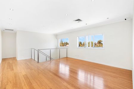 Spacious 5-Bedroom Family Home with Modern Comforts - Photo 5