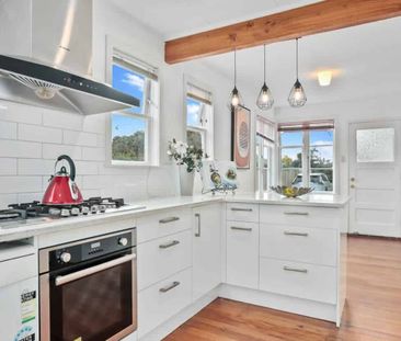 Fabulous 4-Bedroom Character Bungalow – Warm a... - Photo 1