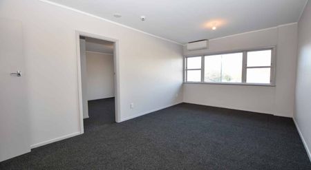 Central 2 Bedroom Apartment - Photo 3