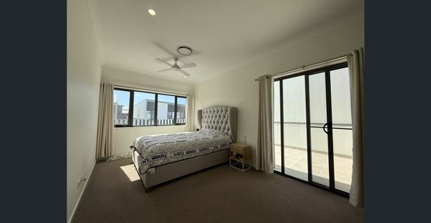 Modern 3BR Townhouse in Hope Island – Resort Living Every Day - Photo 1