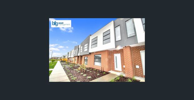 Modern & Spacious 3-Bedroom Townhouse With Air Conditioning - Photo 1