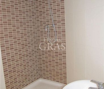 Apartamento de alquiler en Carrer de Valldonzella, El Raval - Photo 2