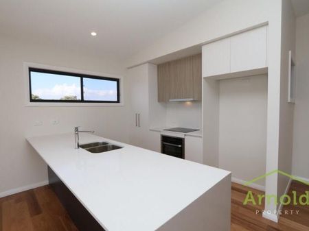 Thoughtfully designed 2-bedroom townhouse - Photo 2