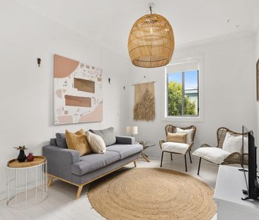 Stylish Renovated Cottage in an Unbeatable Location - Photo 5