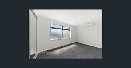 Stunning Townhouse - Photo 4