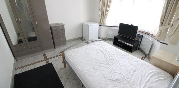 1 bedroom in a house share to rent - Photo 2