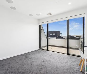 Contemporary Three-Level Living with Dual Rooftop Terraces - Photo 6