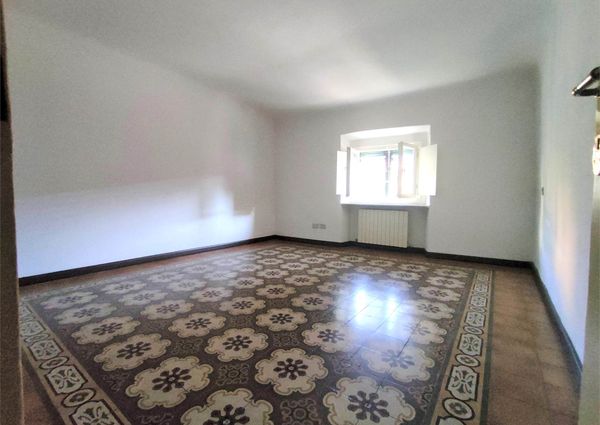 Ampio appartamento con terrazzino libero da metà marzo 2026 !