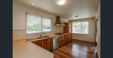 Three-bedroom home within walking distance to everything in town. - Photo 5