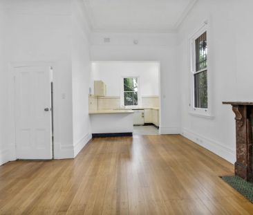 Oversized apartment with high ceilings and classic charm - Photo 1