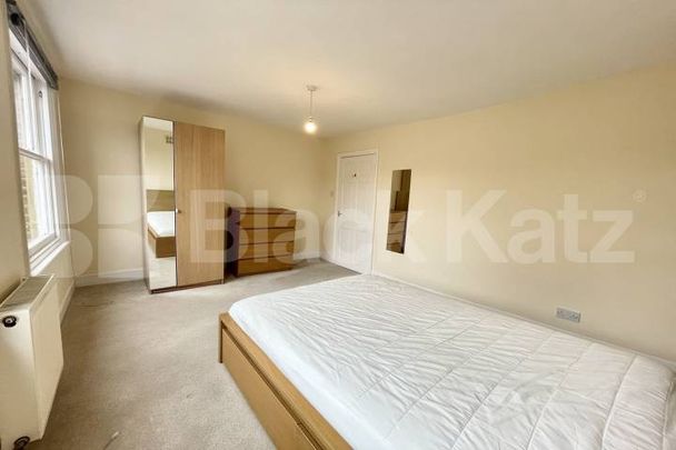 Georgian house,two bathrooms, charming patio garden & highly desirable address - Photo 1