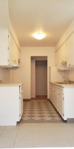 3 1/2 Rénové Chauffé/Eau Chaude/Entrée Laveuse et Sècheuse 1 AVRIL 2026 - Photo 3